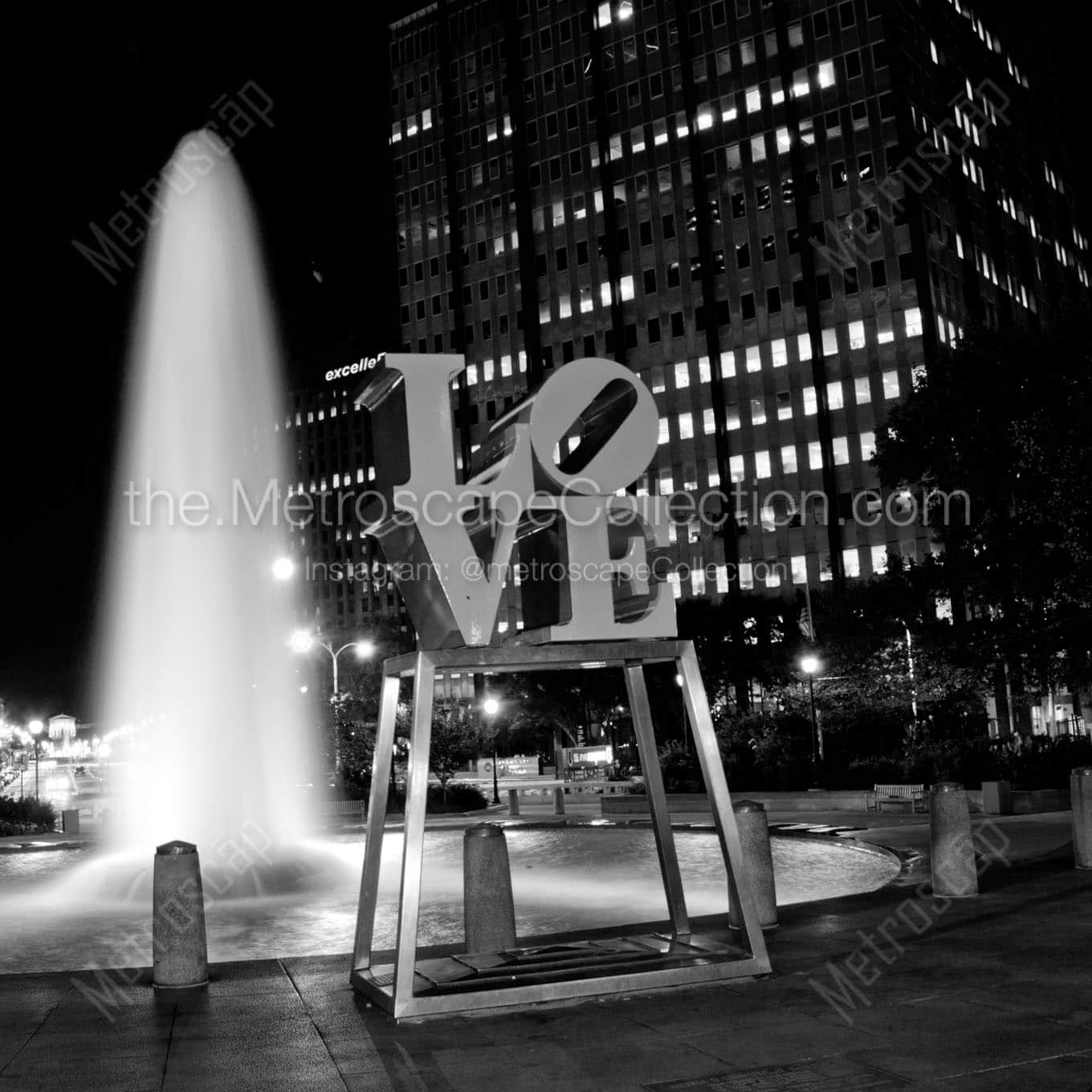 love sculpture in love park Black & White Wall Art