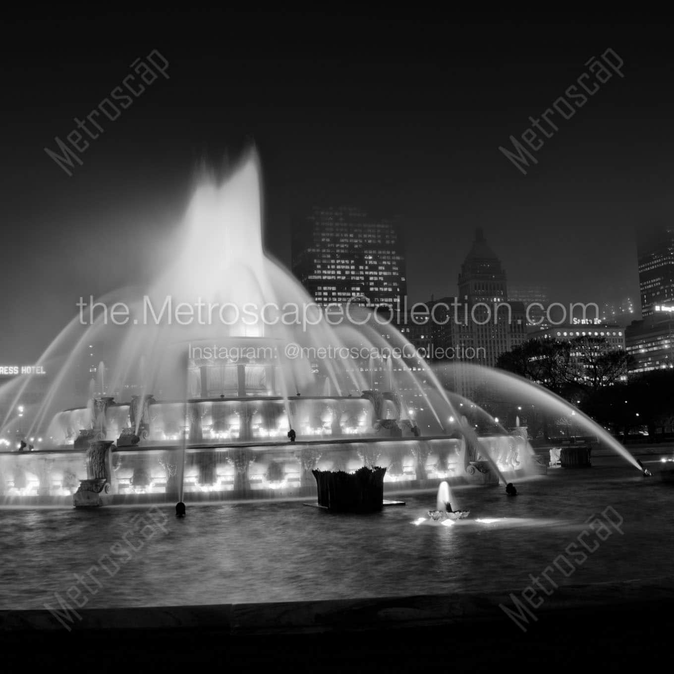 buckingham fountain at night grant park Black & White Wall Art