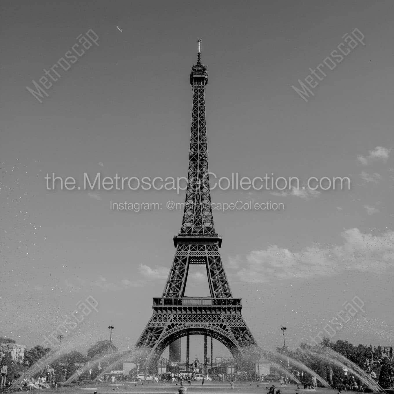 eiffel tower from fountains in trocadero gardens Black & White Wall Art