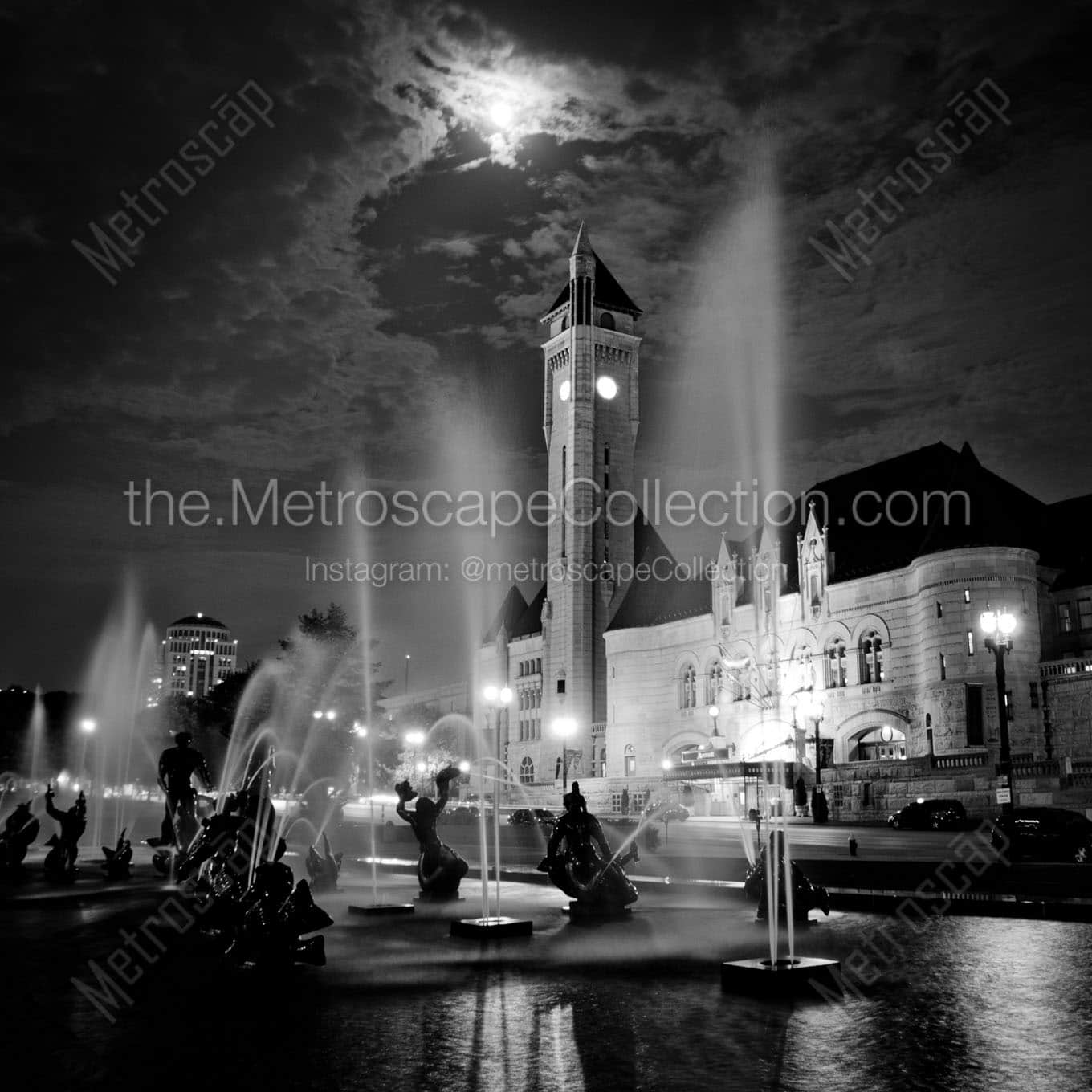fountain aloe plaza union station at night Black & White Wall Art