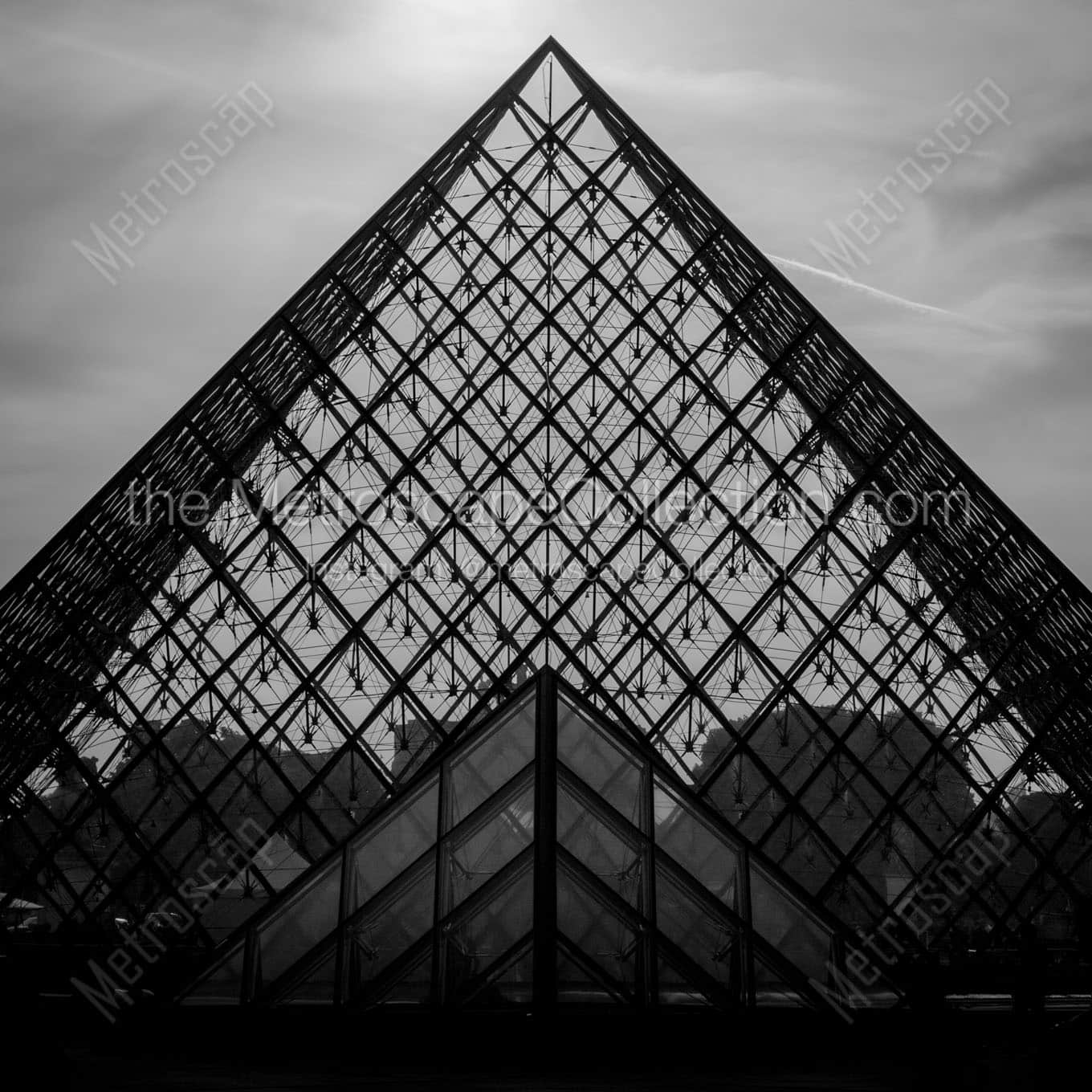 pyramide du louvre Black & White Wall Art