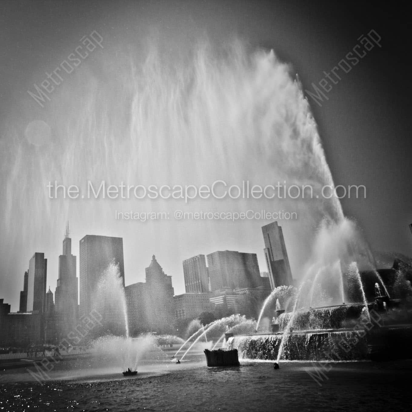 spray from buckingham fountain Black & White Wall Art