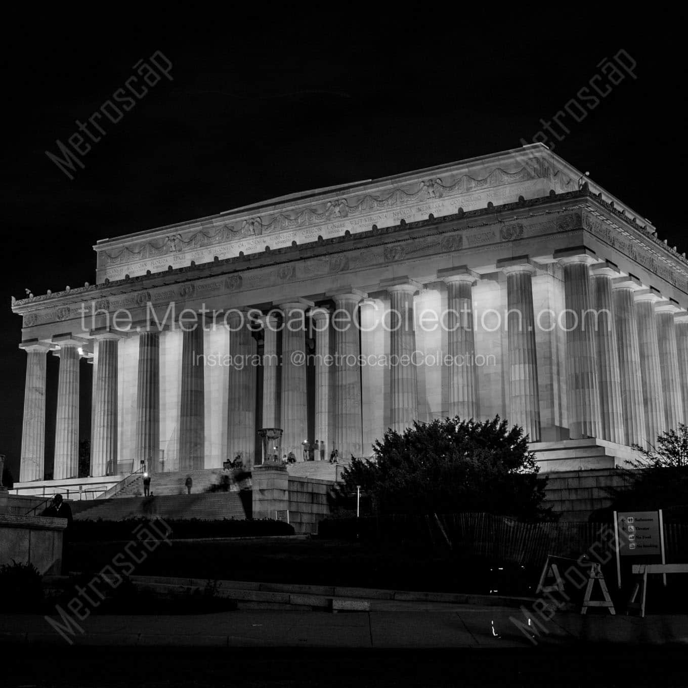 the lincoln memorial at night Black & White Wall Art