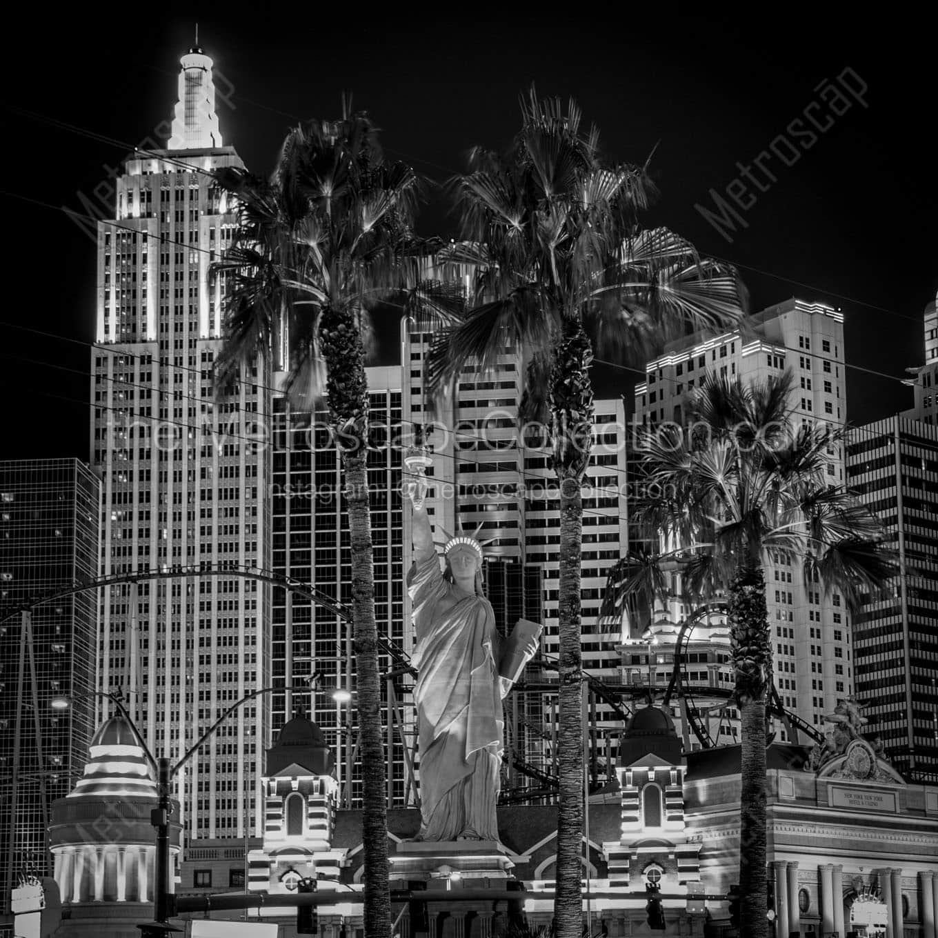 vegas statue of liberty Black & White Wall Art